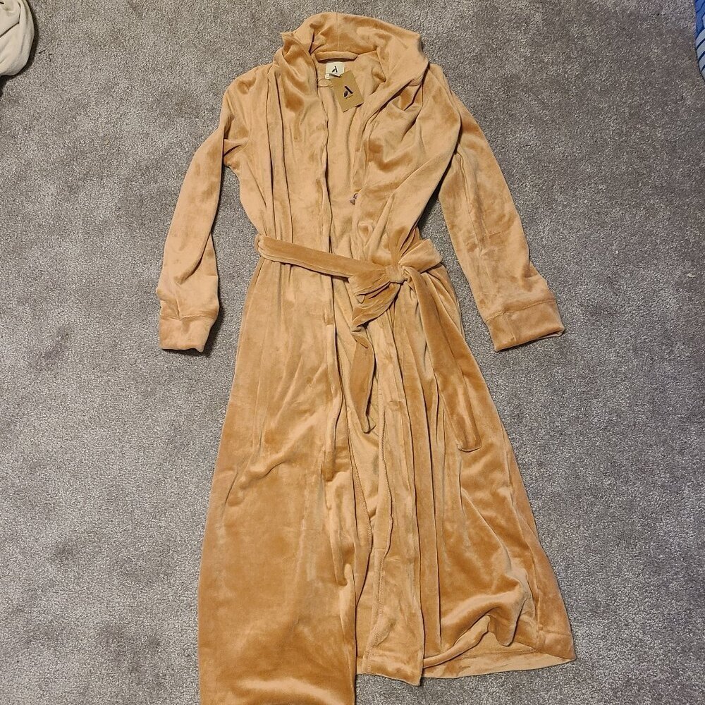 💰Bundle and save lots💰 NWT Womens velour long robe, house coat